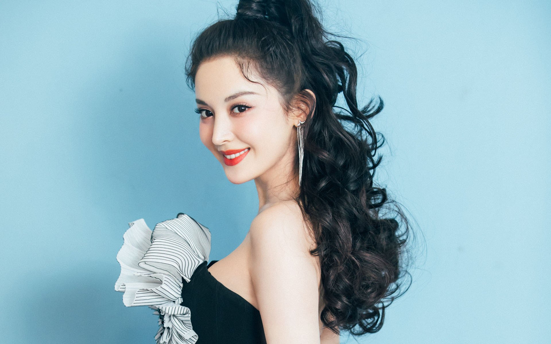 开云电竞-“腰旗式美式橄榄球：东部新区赛场打破传统竞技边界”